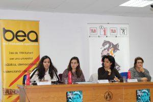 Hassina Khadad, Samar Hammadeh i Claudina Garcia moderades per Laia Mas. Fotografia: Javier Cid.